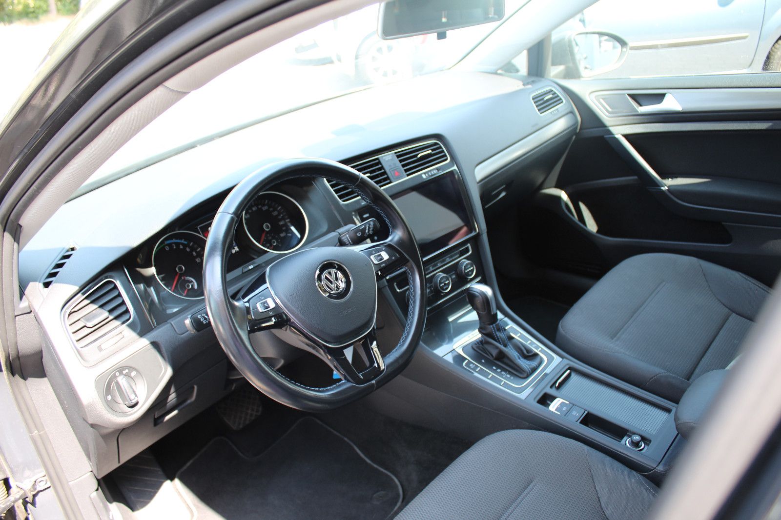 Volkswagen Golf VII e-Golf - Samsaru's Car Outlet