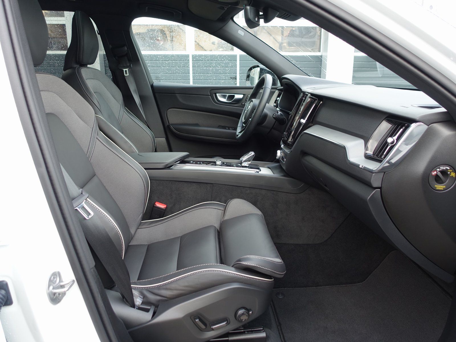 Volvo XC60 Plus B5 AWD/Four-C/AHK/HeadUp/360°Cam/Pano