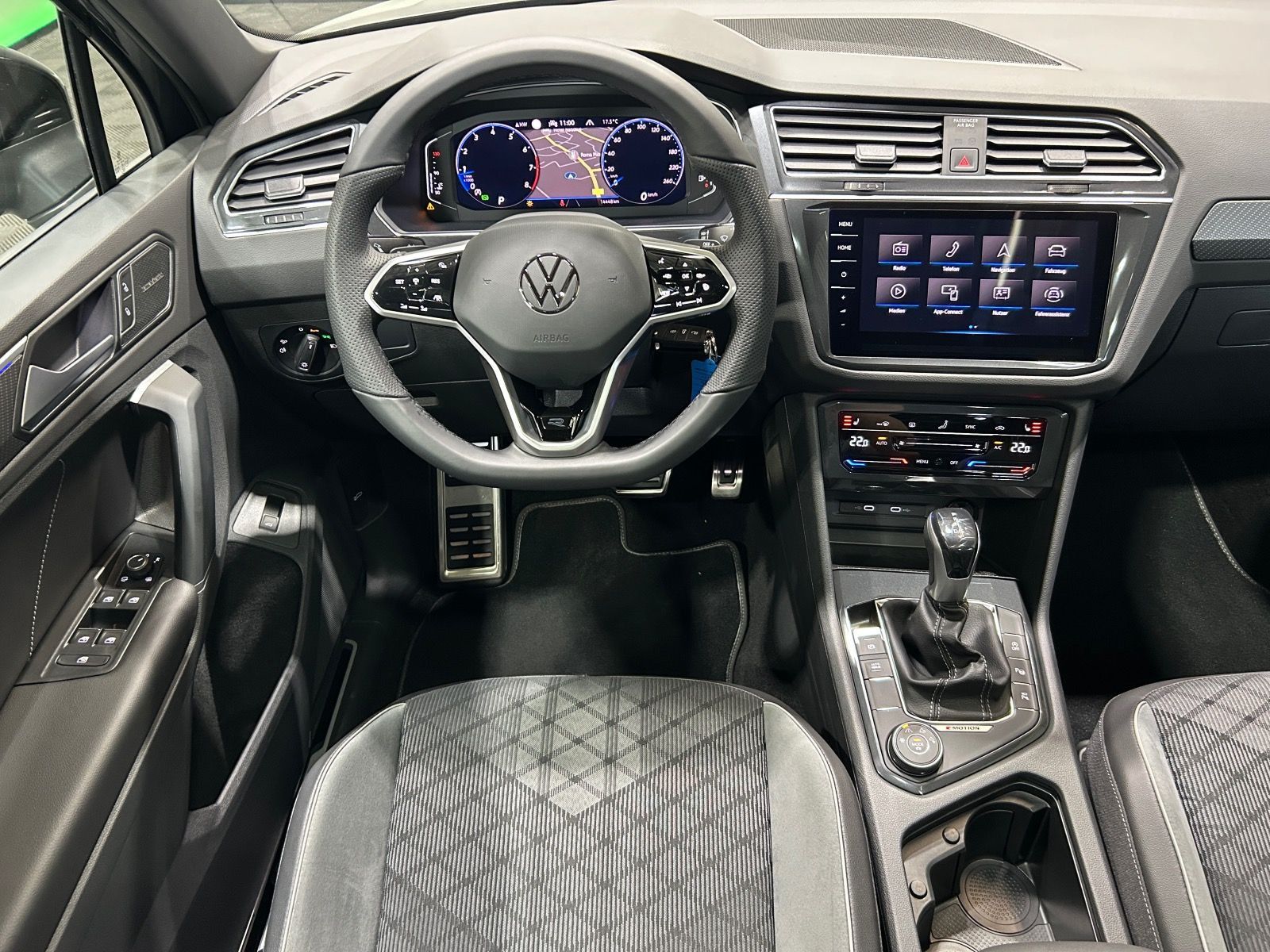 Volkswagen Tiguan R-Line 2.0 TSI DSG 4M - Samsaru's Car Outlet