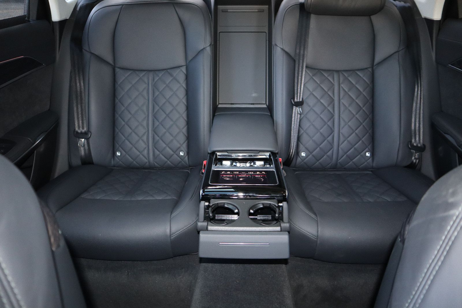 Audi A8L 60 TFSIe lang exclusive M.25/BLACK-P./S-LINE" → "Audi A8L 60 TFSIe lang exclusive S-LINE - Samsaru's Car Outlet