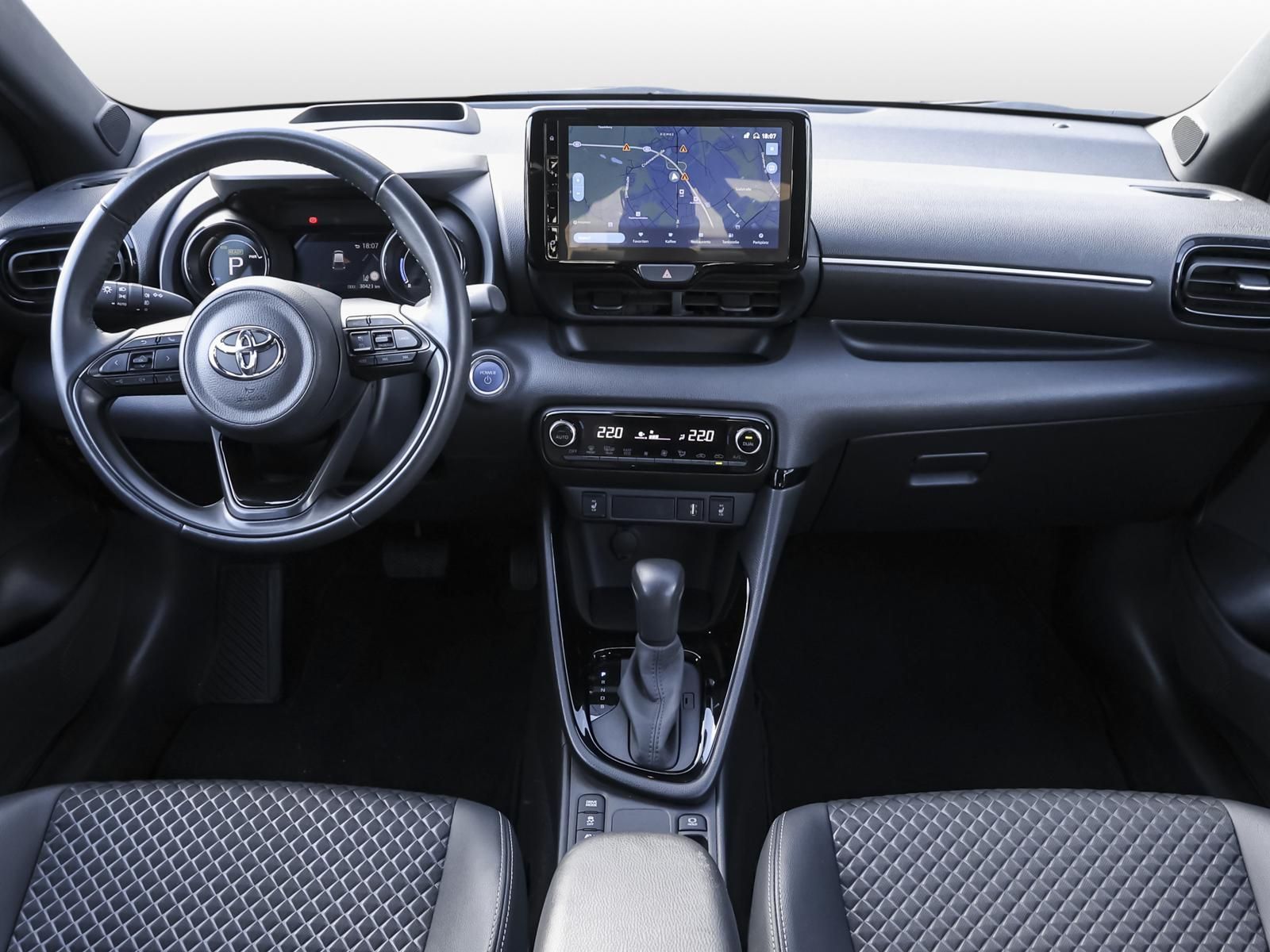 Toyota Yaris 1.5 Hybrid Style NAVI SHZ PDC KLIMA LM