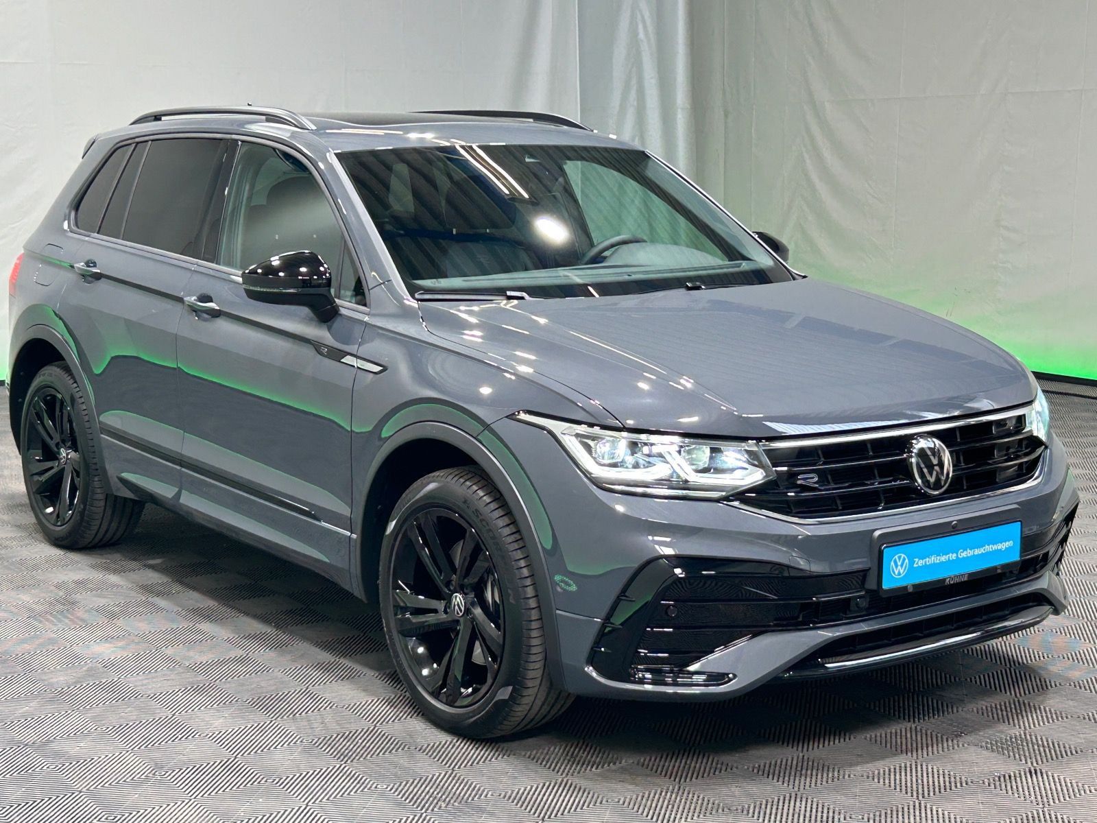 Volkswagen Tiguan R-Line 2.0 TSI DSG 4M - Samsaru's Car Outlet