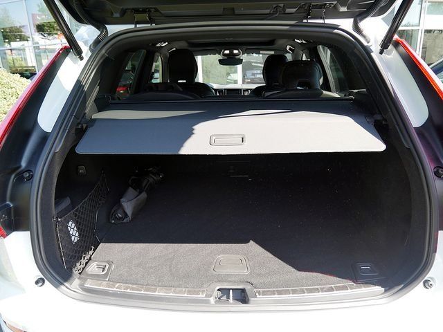 Volvo XC60 B4 Plus Dark SHZ H/K HGSD NAVI FACEL. LED