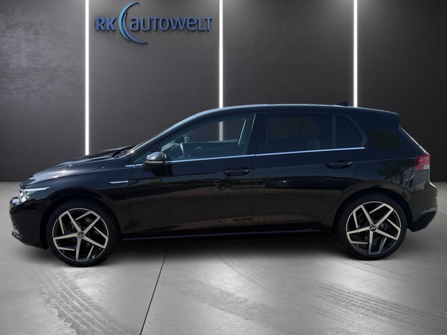 Volkswagen Golf 8 VIII Style 1.5 TSI - Samsaru's Car Outlet