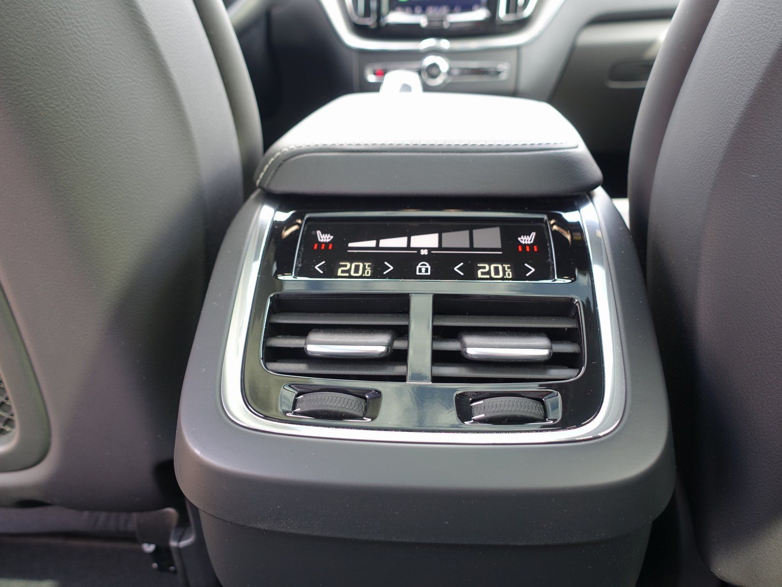 Volvo XC60 B5 Ultimate Dark AWD - Samsaru's Car Outlet