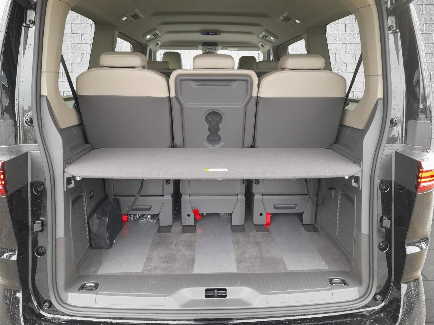 Volkswagen Multivan Life 2.0 TDI - Samsaru's Car Outlet