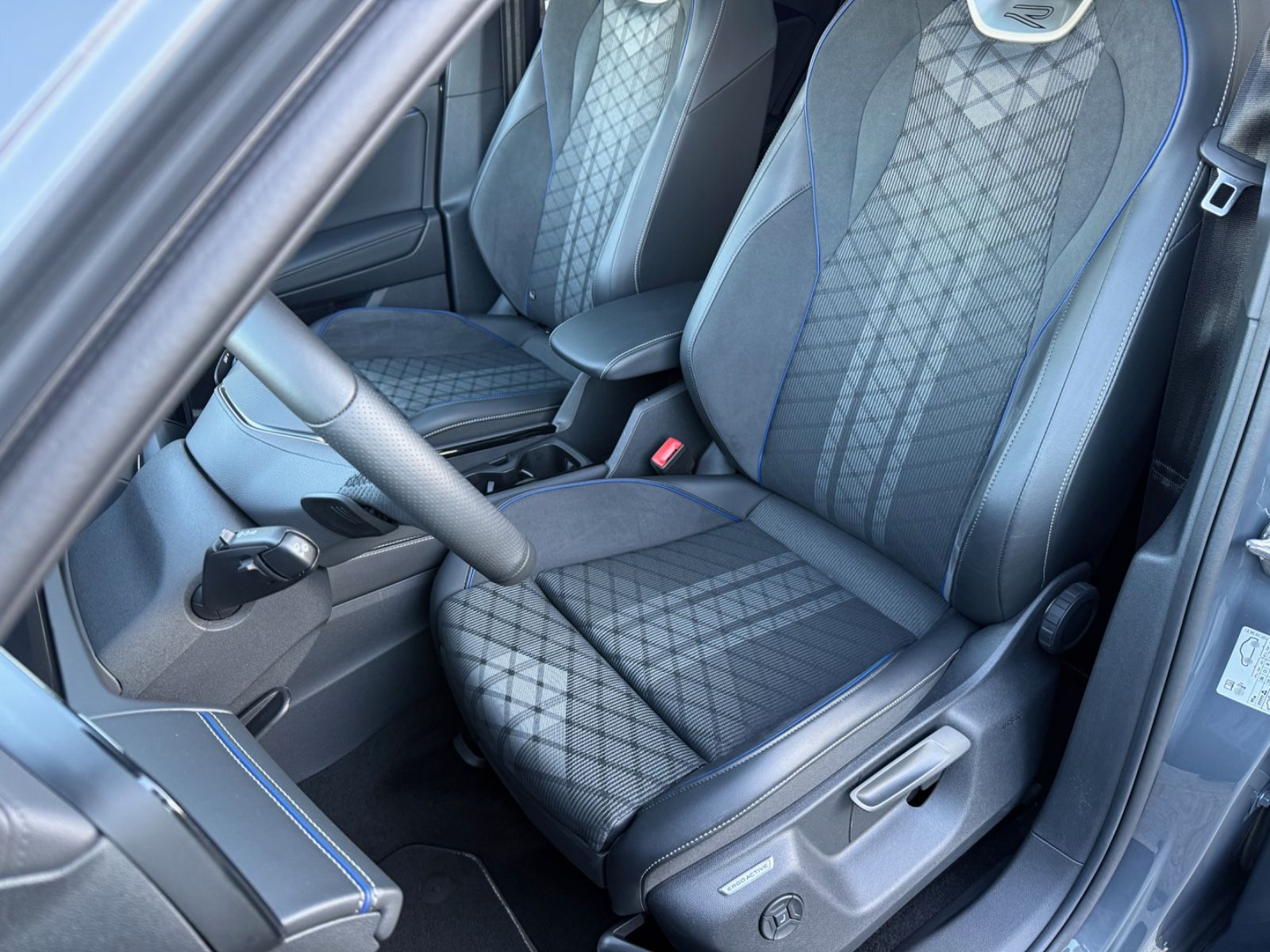 Volkswagen Tiguan 2.0 TSI DSG 4M R-Line»PANO»AHK»HuD»HK»20"