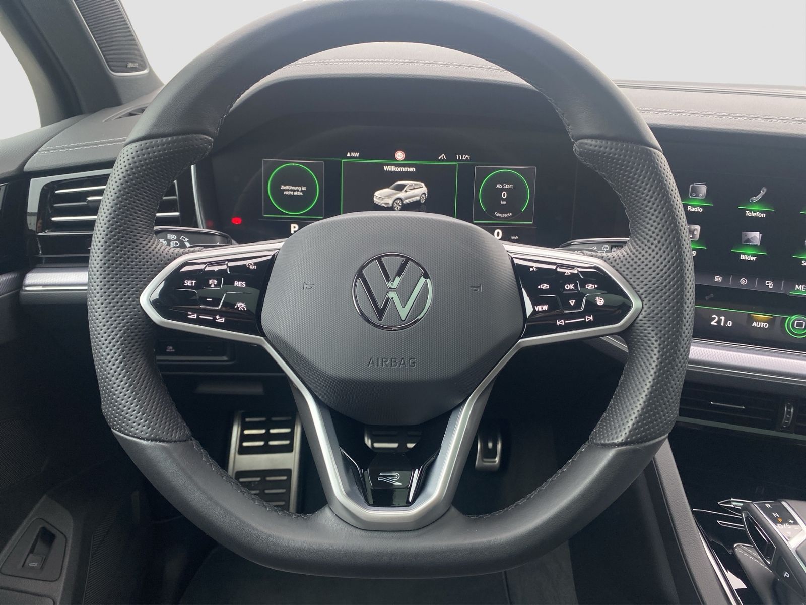 Volkswagen Touareg 3.0 TDI R-Line 4Motion - Samsaru's Car Outlet