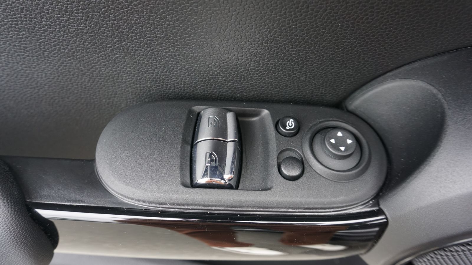 MINI One Hatch - Samsaru's Car Outlet