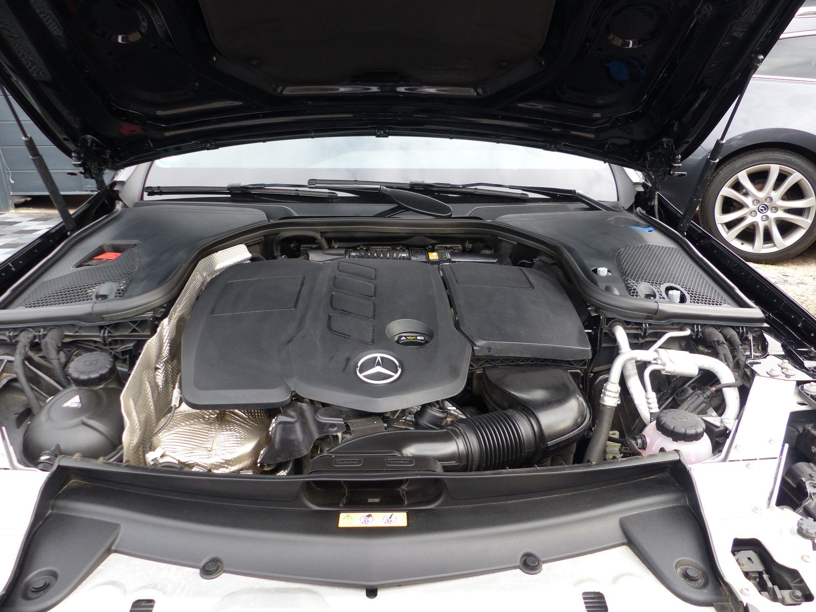 Mercedes-Benz E 220 d AVANGARDE - Samsaru's Car Outlet