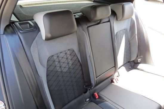 Volkswagen Golf VIII 2.0 TDI R-Line - Samsaru's Car Outlet
