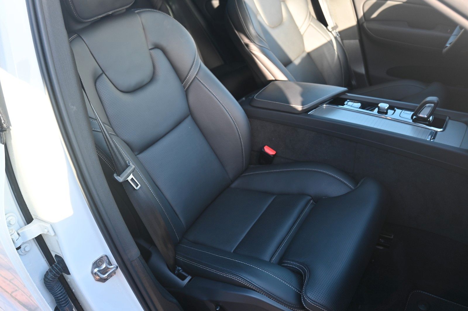 Volvo XC60 R Design PHEV - Samsaru's Car Outlet