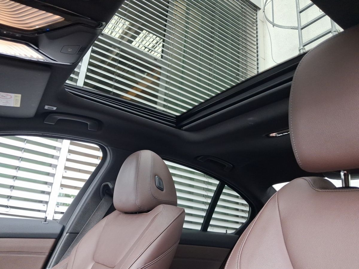 BMW 330e Lim Sport Line - Samsaru's Car Outlet