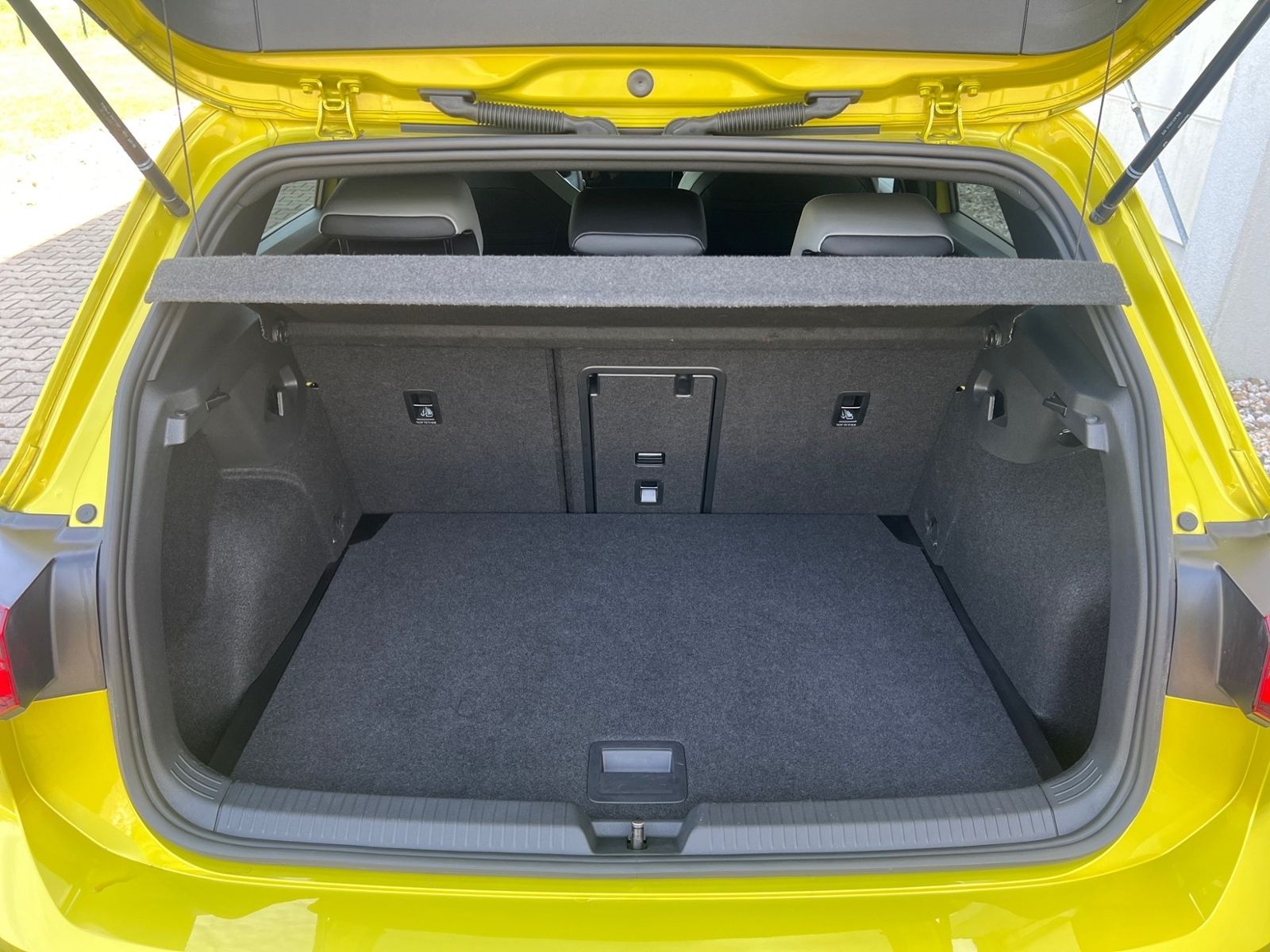 Volkswagen Golf VIII 1.5 eTSI R-Line - Samsaru's Car Outlet