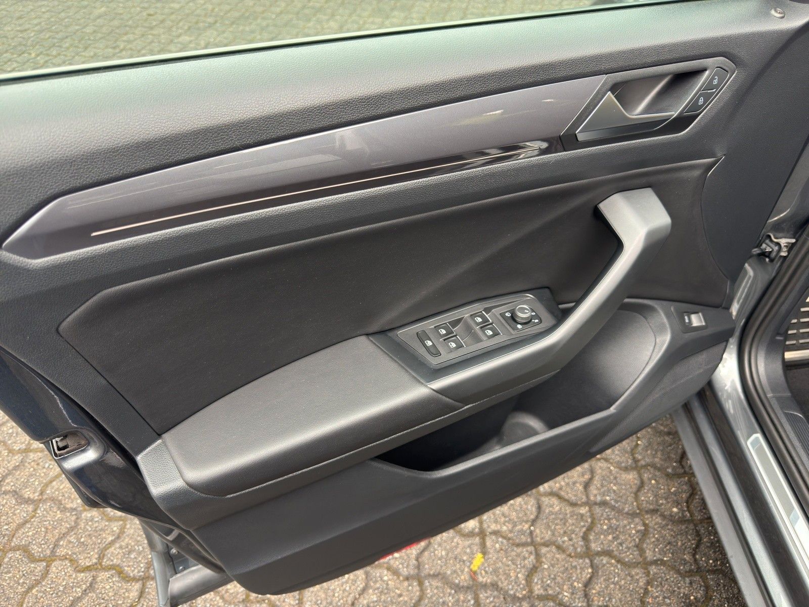 Volkswagen T-Roc R-Line DSG - Samsaru's Car Outlet