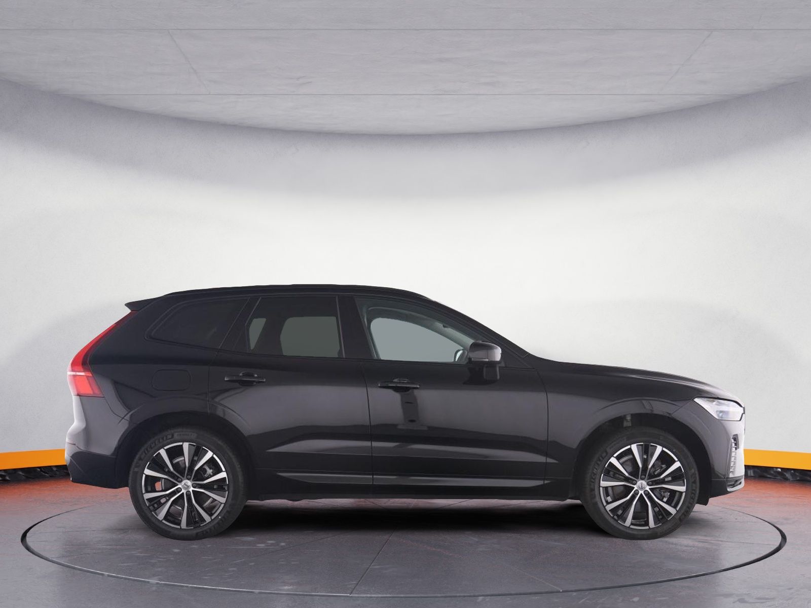 Volvo XC60 B4 PLUS DARK - Samsaru's Car Outlet