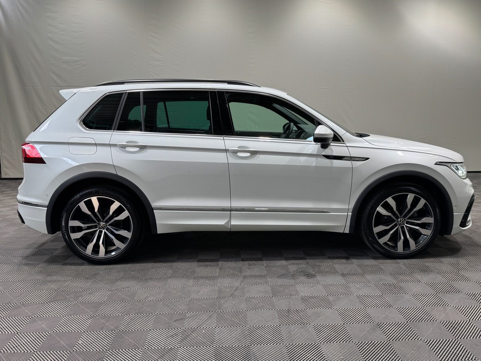 Volkswagen Tiguan R-Line 2.0 TDI DSG 4M - Samsaru's Car Outlet