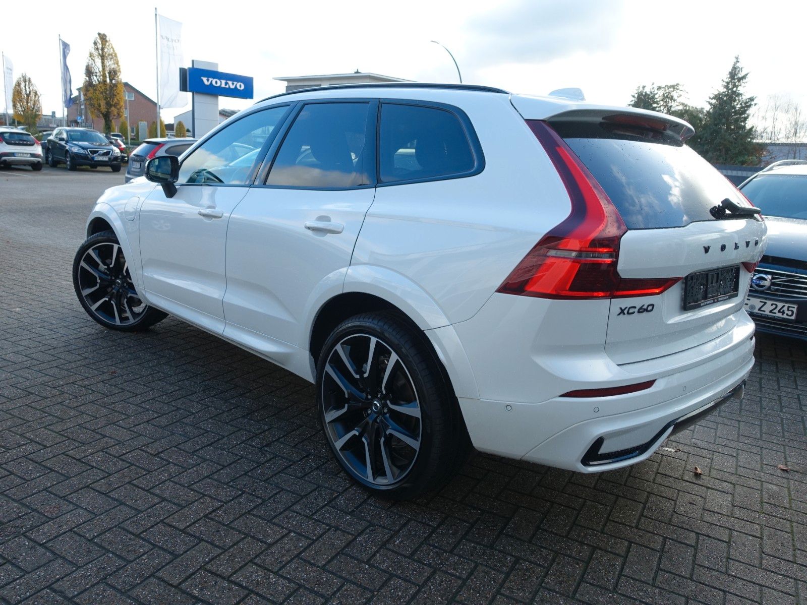 Volvo XC60 T6 Black Edition Plus Dark 360°/AHK/22"