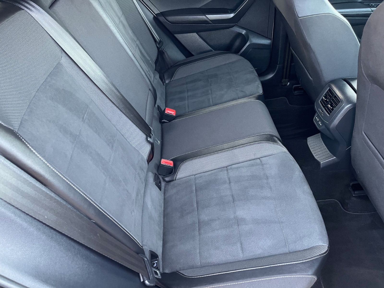Volkswagen T-Roc R-Line - Samsaru's Car Outlet