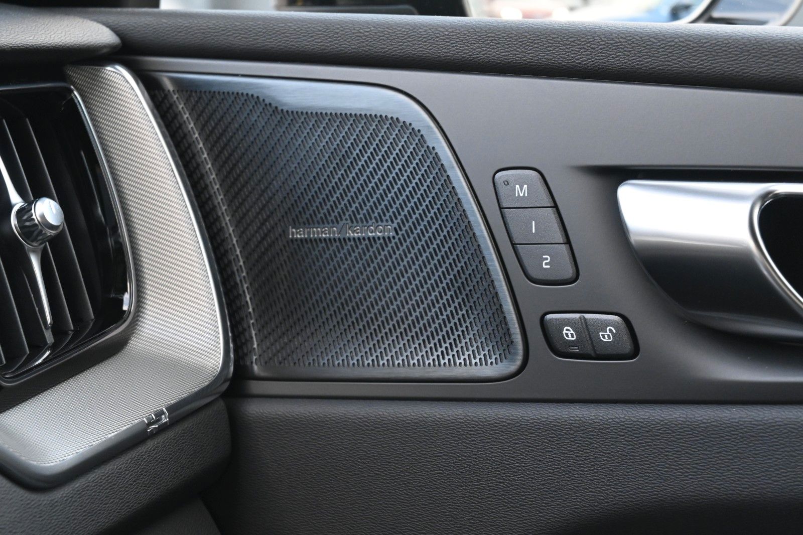 Volvo XC60 B5 AWD Plus Dark*FSHZG*360°*H&K*ACC*AHK