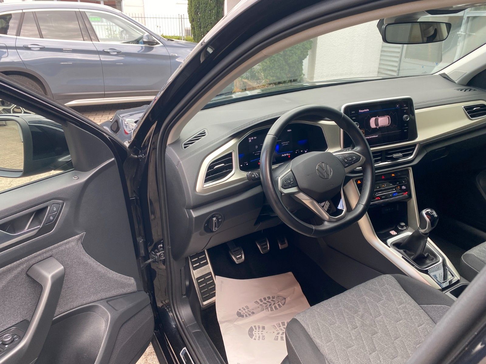 Volkswagen T-Roc Move - Samsaru's Car Outlet
