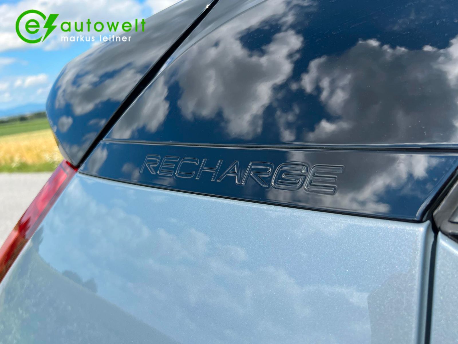 Volvo XC40 Recharge P8 AWD R-Design - Samsaru's Car Outlet