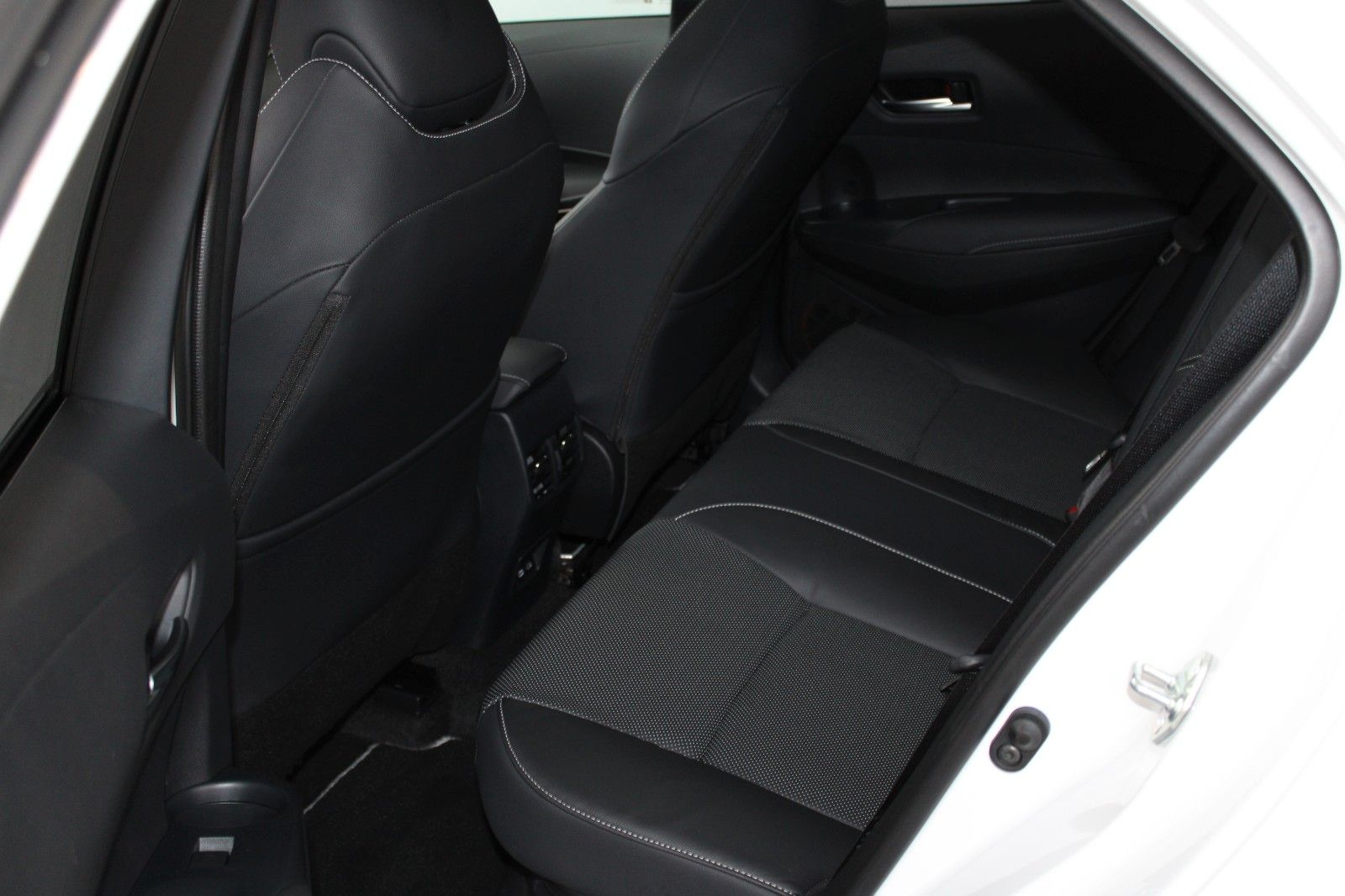 Toyota Corolla 2.0 Hybrid Lounge - Samsaru's Car Outlet