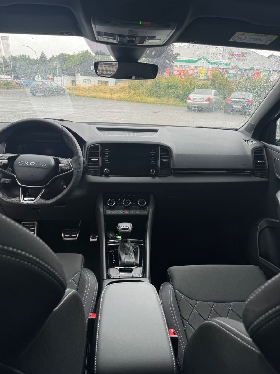Skoda Karoq Sportline 1,5TSI DSG, Pano,AHK,19,360°,5Ja