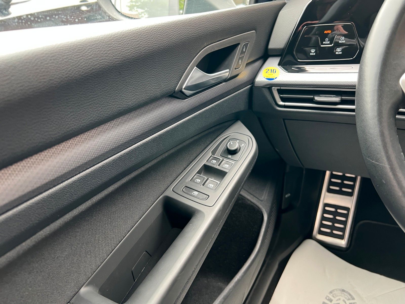 Volkswagen Golf VIII 2.0TDi DSG - Samsaru's Car Outlet
