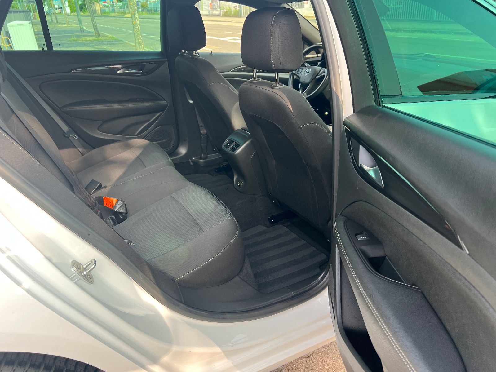 Opel Insignia B Sports Tourer Business - Samsaru's Car Outlet