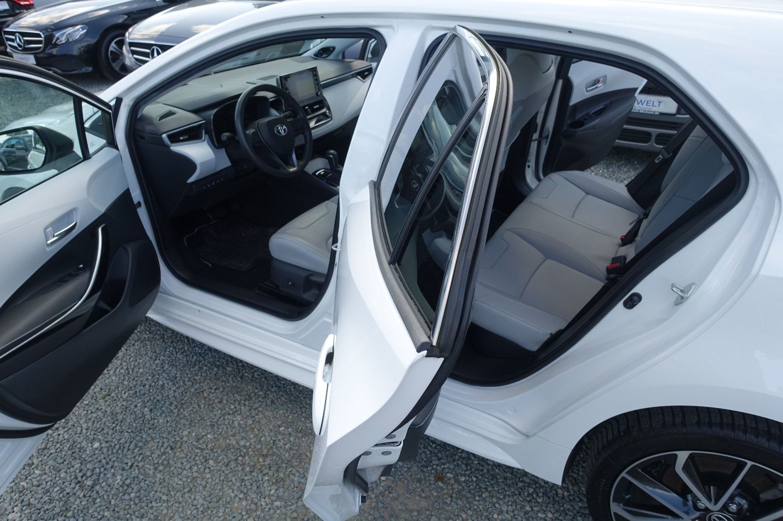 Toyota Corolla 2.0 Hybrid - Samsaru's Car Outlet