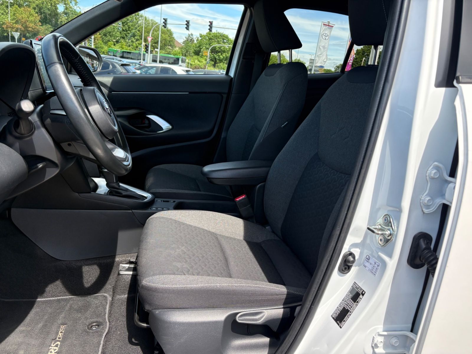 Toyota YARIS CROSS Team D **SAFETY/CONNECT**