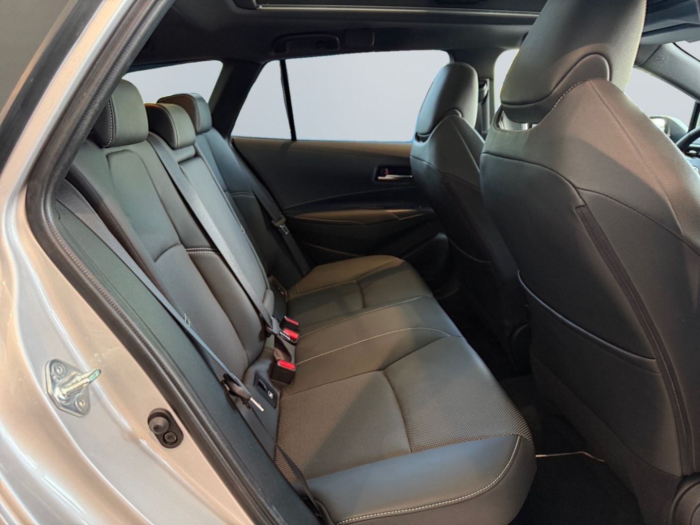 Toyota Corolla 2.0 Hybrid TS Lounge - Samsaru's Car Outlet
