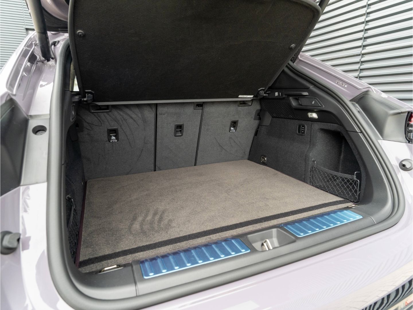Porsche Macan Electric Turbo Matrix LED Beifahrerdisplay