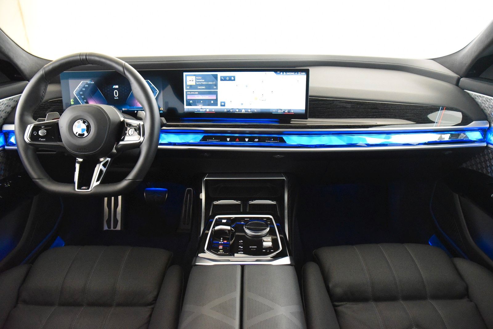 BMW 740d xDrive M Sport Pro ACC LED Pano HUD B&W