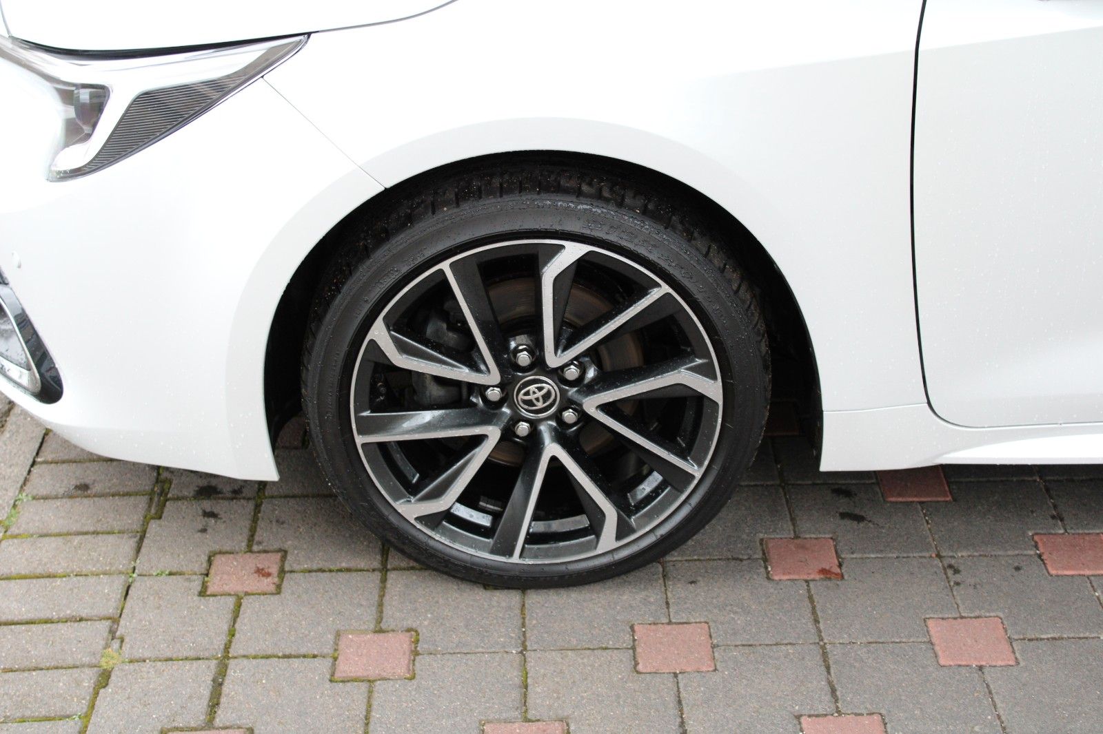 Toyota Corolla 2.0 Hybrid Lounge - Samsaru's Car Outlet