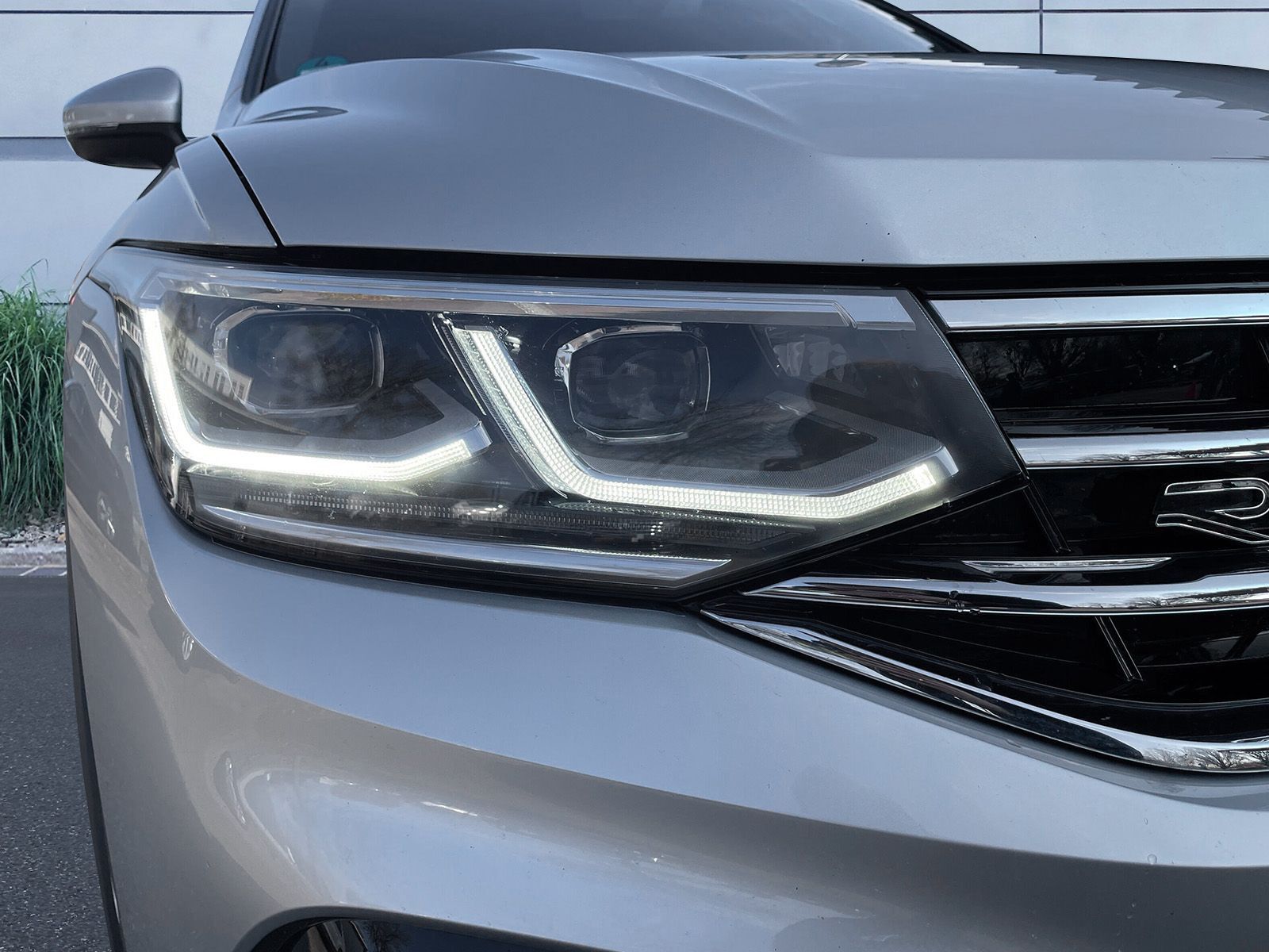 Volkswagen Tiguan R-Line 2.0 TDI DSG 4Motion - Samsaru's Car Outlet