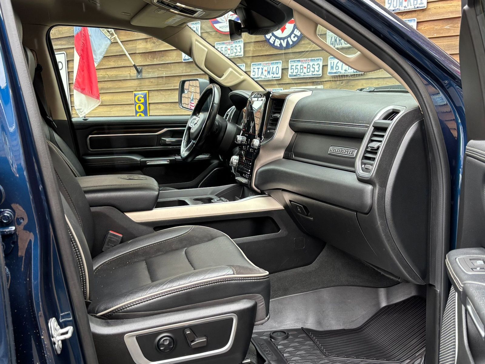 Dodge RAM 1500 Laramie 5,7L 4x4 AHK 12´´ LPG Bügel