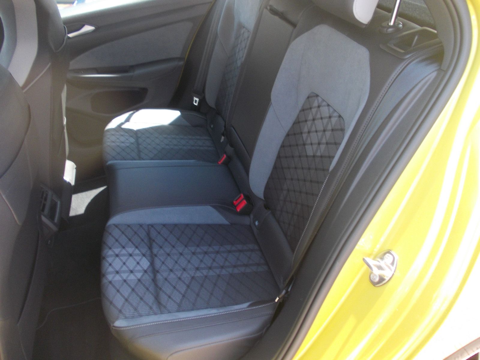 Volkswagen Golf VIII R-Line - Samsaru's Car Outlet