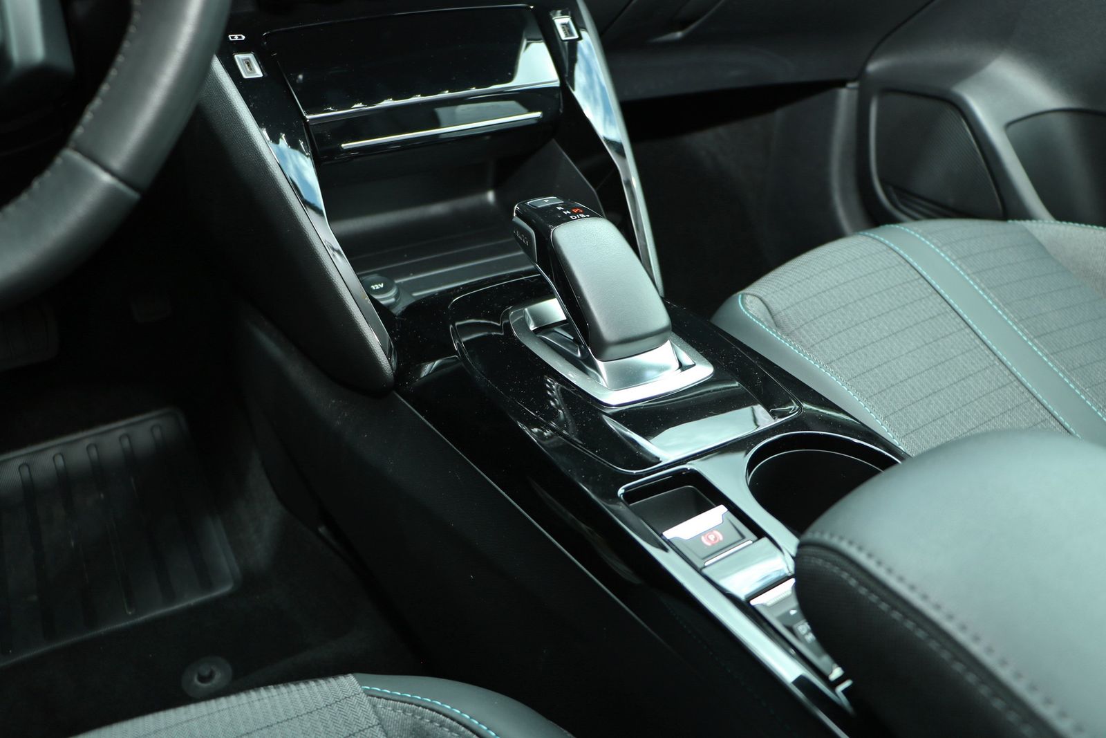 Peugeot E-208 e-Allure - Samsaru's Car Outlet