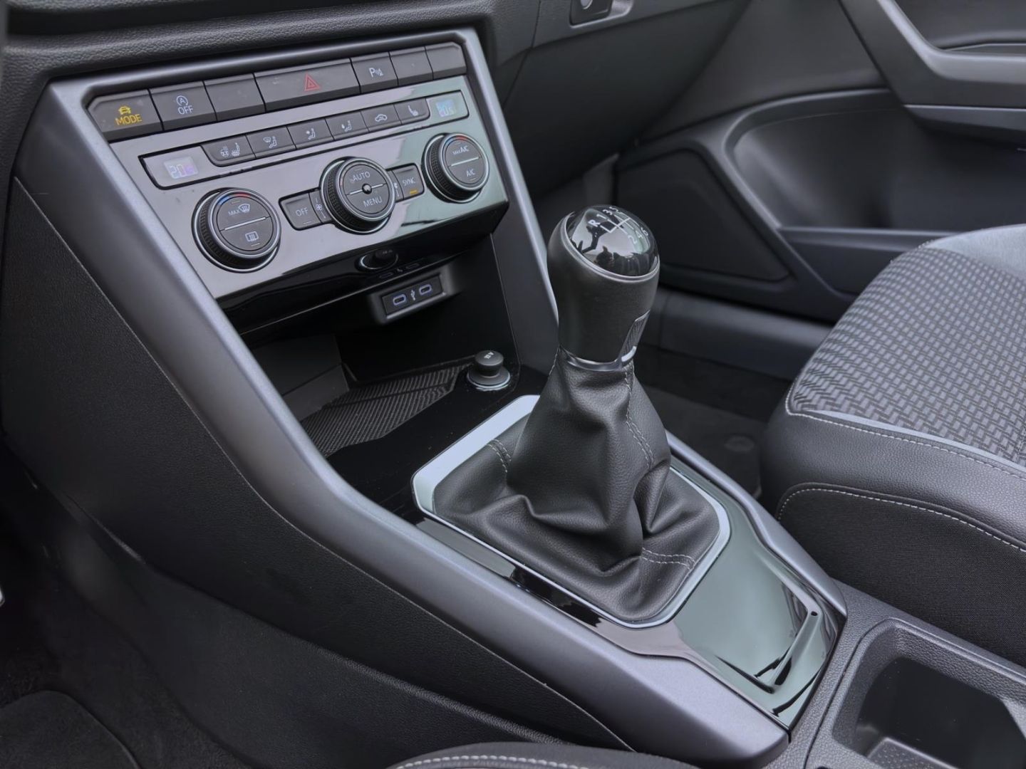 Volkswagen T-Roc 1.5 TSI R-LINE - Samsaru's Car Outlet
