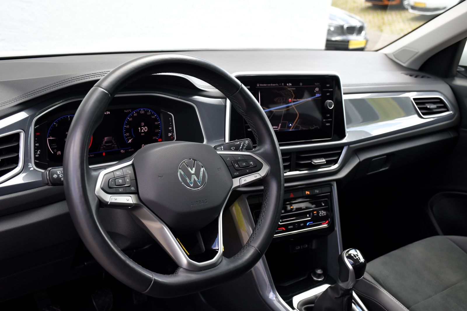 Volkswagen T-Roc Style - Samsaru's Car Outlet
