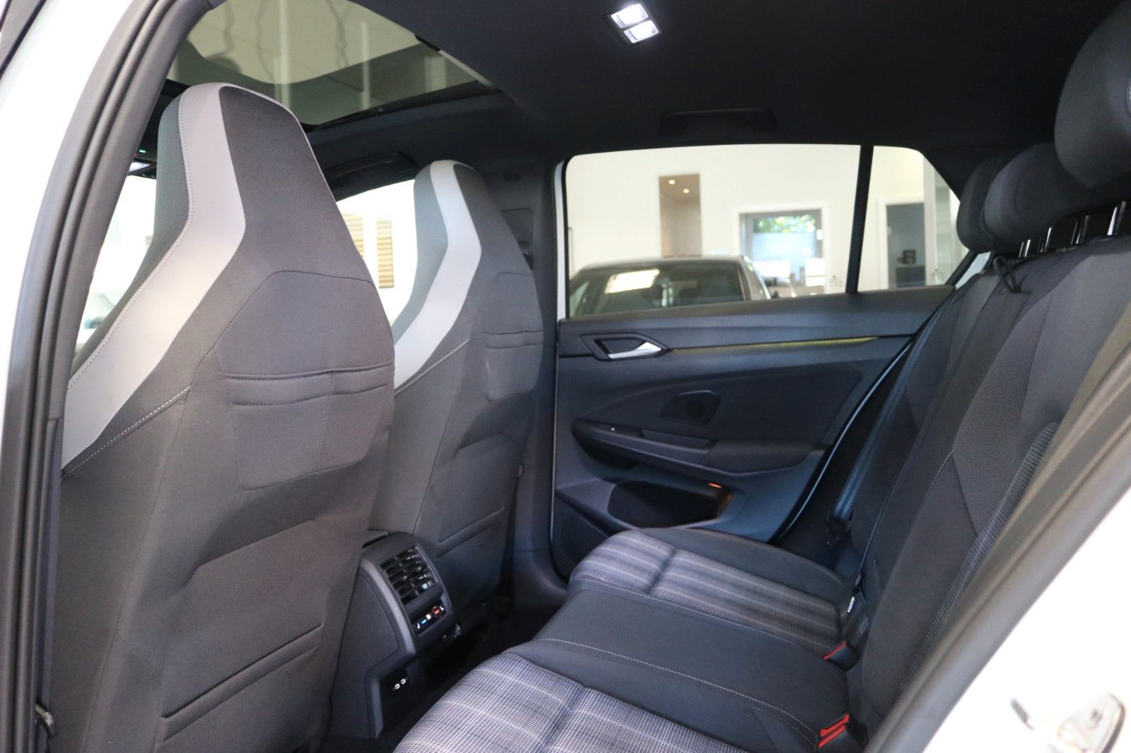 Volkswagen Golf VIII GTD AHK HUD STHZ Matrix Pano Kamera