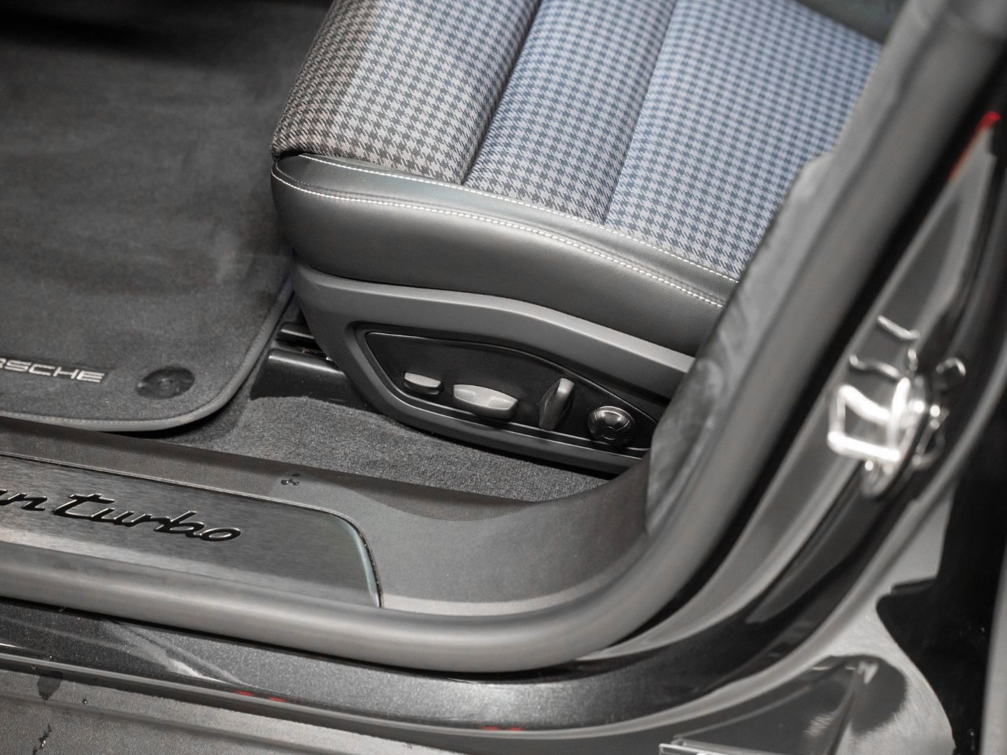 Porsche Taycan Turbo Burmester InnoDrive Massage HD-Matr