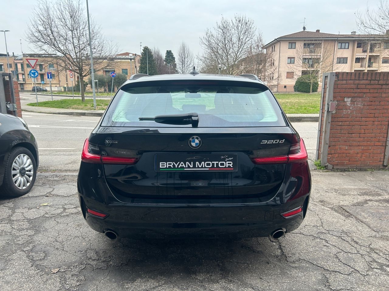 BMW 320 320d xDrive Touring Business - Samsaru's Car Outlet
