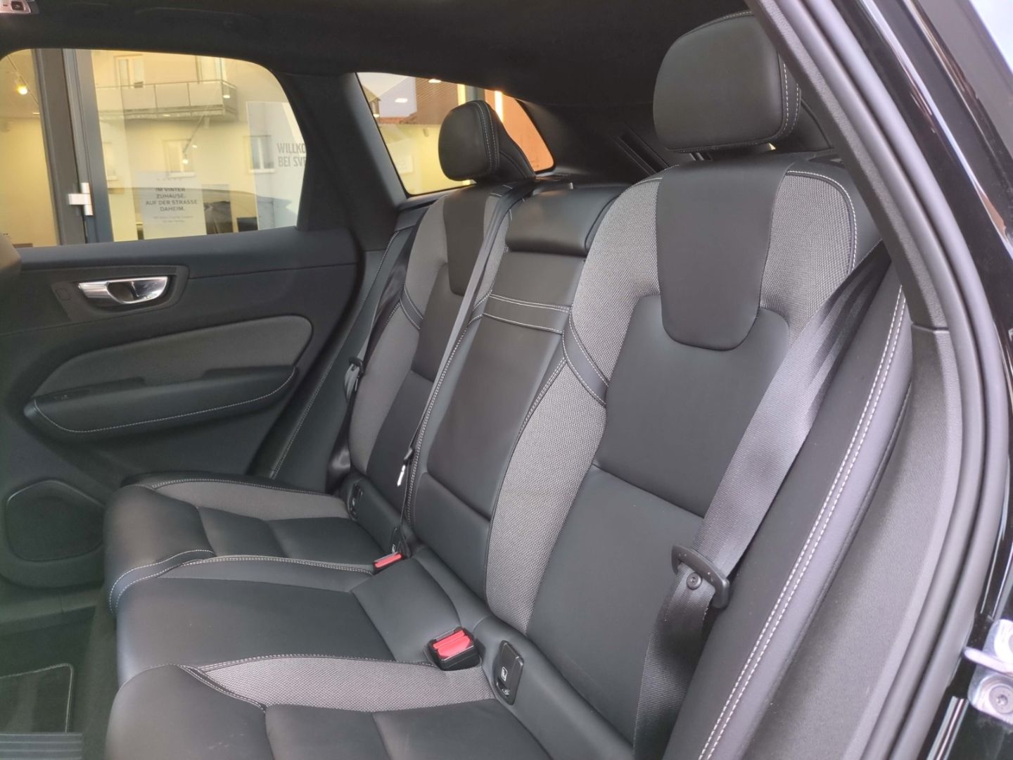 Volvo XC60 R Design Recharge Plug-In Hybrid AWD T8 Twi