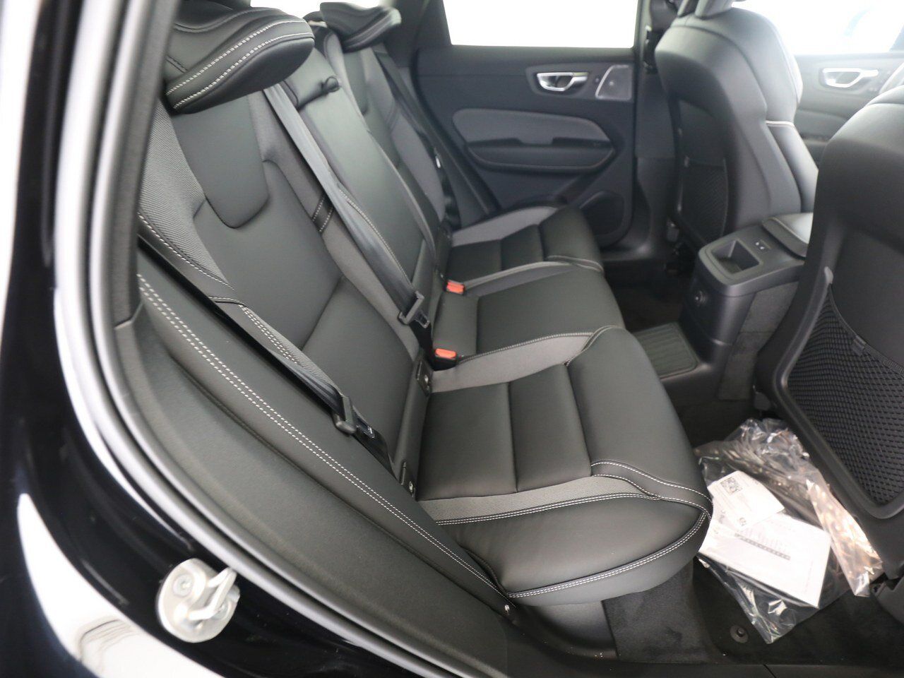 Volvo XC60 T6 Plus Black Edition LUFT|AHK|B&W|PANO|LED