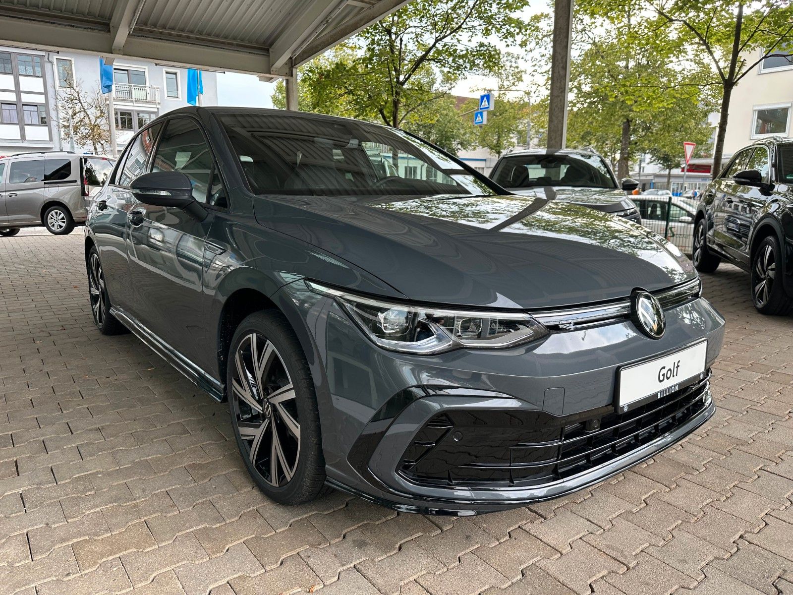 Volkswagen Golf VIII 1.5 eTSI OPF DSG R-Line - Samsaru's Car Outlet