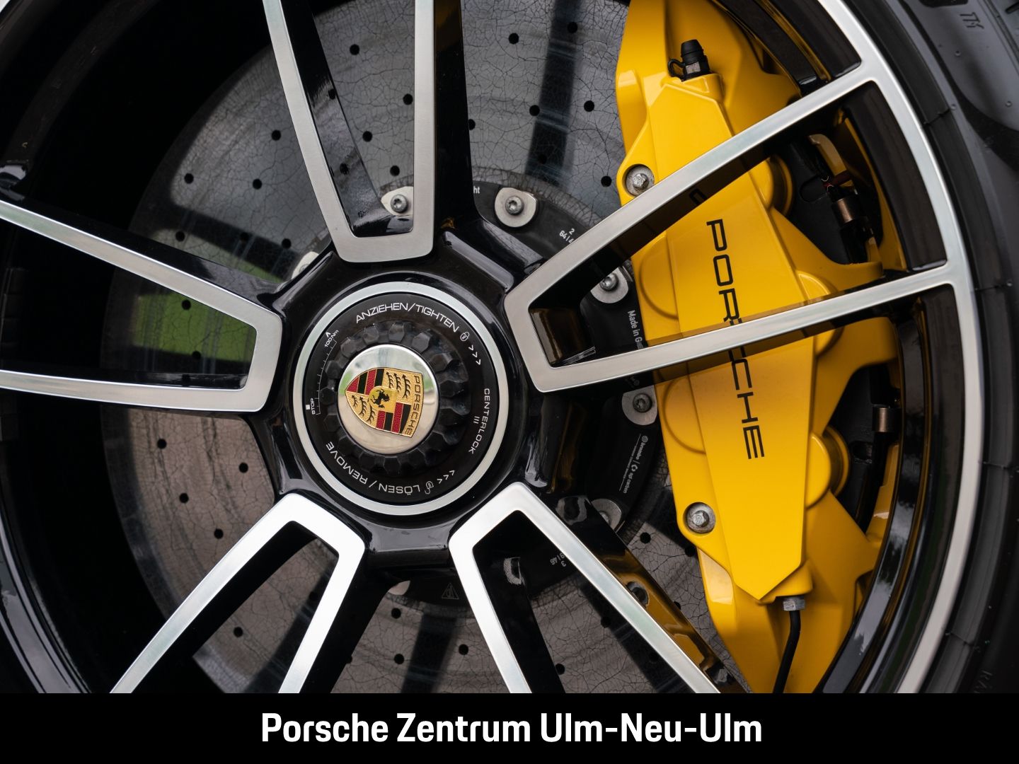 Porsche 992 911 Turbo S Pythongrün Sportabgasanlage LED