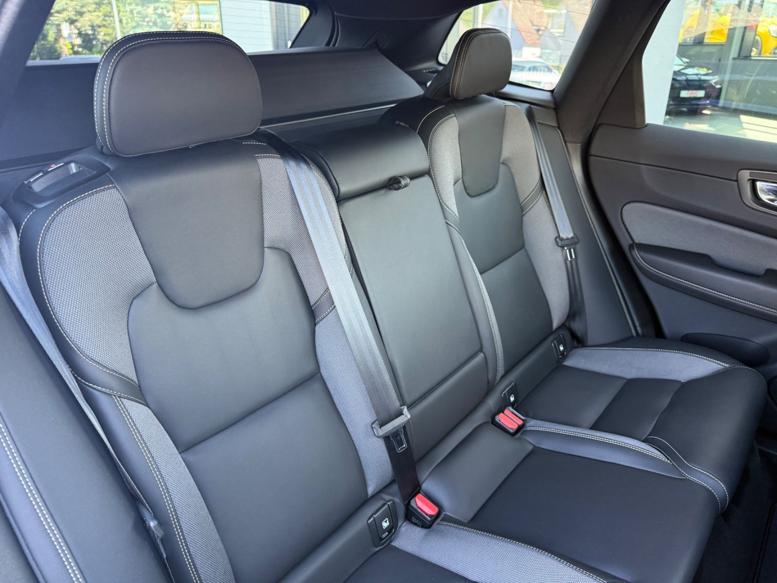 Volvo XC60 R-Design - Samsaru's Car Outlet